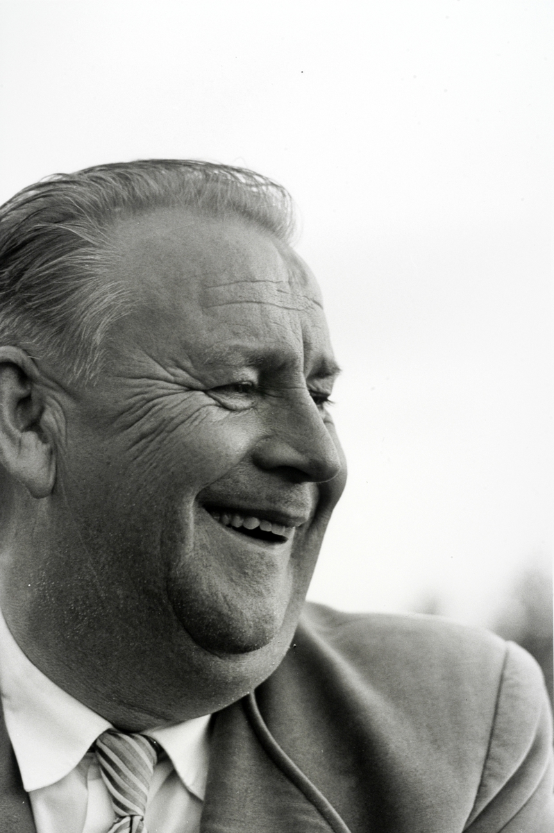 Ringsaker, Rudshøgda, Prøysenstua ved Præstvægen, portrett av forfatter Alf Prøysen, fotografert av Johan Brun, som sto på trykk i Dagbladet lørdag 2. september 1961,   