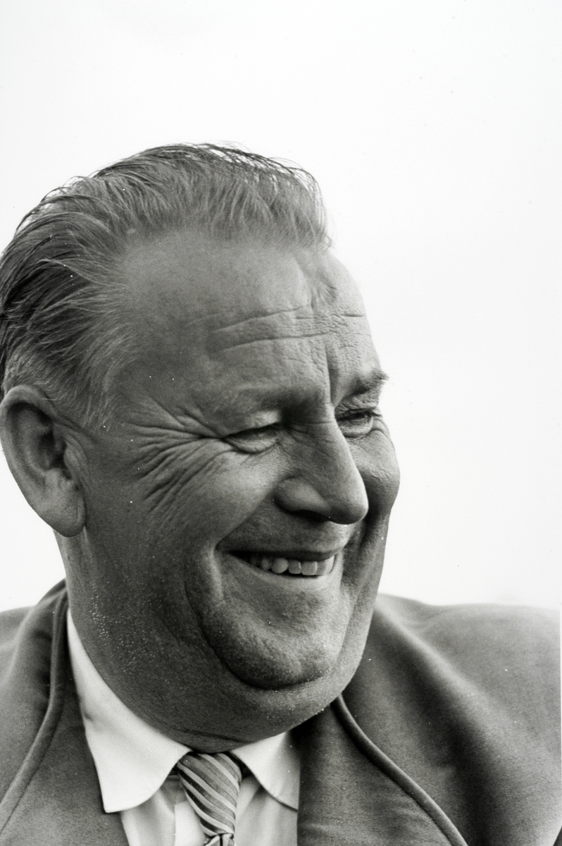 Ringsaker, Rudshøgda, Prøysenstua ved Præstvægen, portrett av forfatter Alf Prøysen, fotografert av Johan Brun, som sto på trykk i Dagbladet lørdag 2. september 1961,   