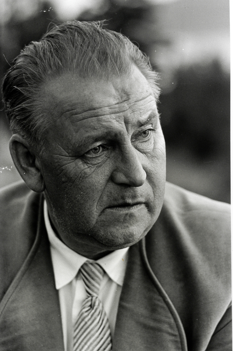 Ringsaker, Rudshøgda, Prøysenstua ved Præstvægen, portrett av forfatter Alf Prøysen, fotografert av Johan Brun, som sto på trykk i Dagbladet lørdag 2. september 1961,   