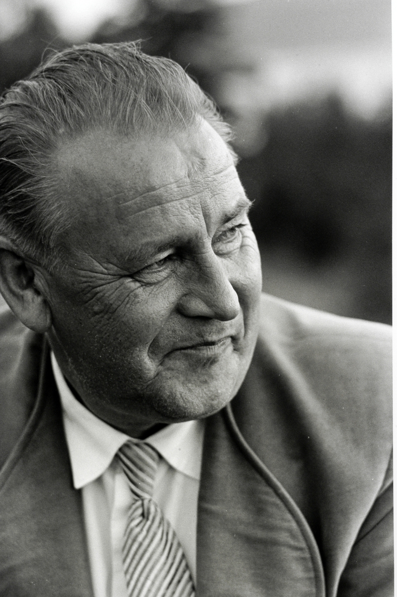 Ringsaker, Rudshøgda, Prøysenstua ved Præstvægen, portrett av forfatter Alf Prøysen, fotografert av Johan Brun, som sto på trykk i Dagbladet lørdag 2. september 1961,   