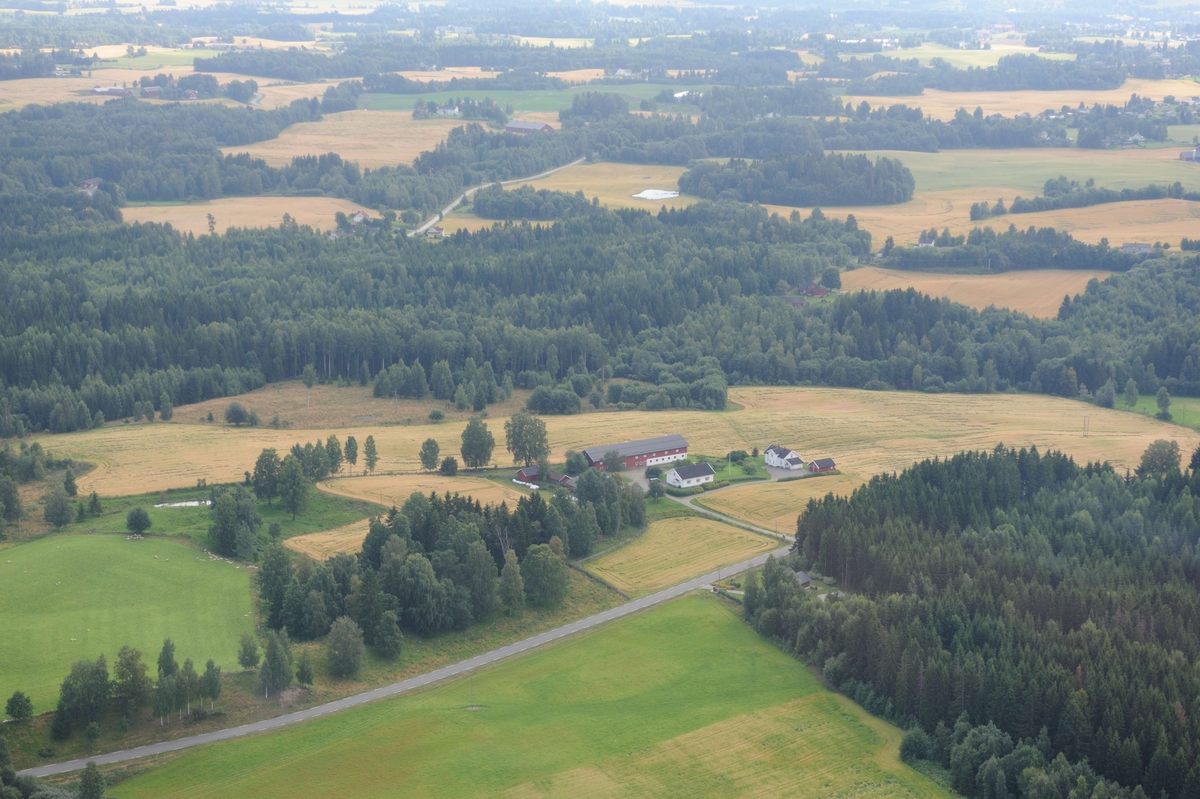 Flyfoto. 
Luftfoto utført i forbindelse med Vangsboka. Gårder i Vang, samt noe Hamar by fra lufta. 