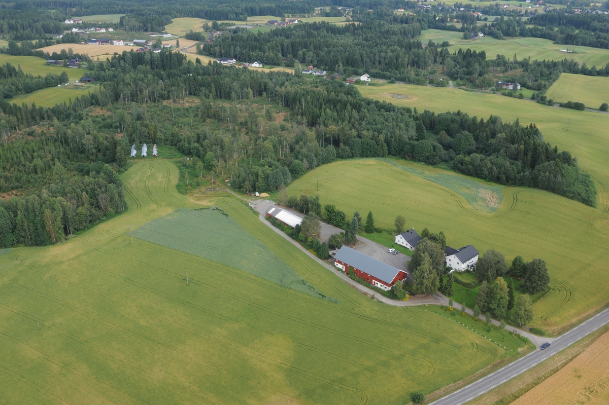 Flyfoto. 
Luftfoto utført i forbindelse med Vangsboka. Gårder i Vang, samt noe Hamar by fra lufta. 