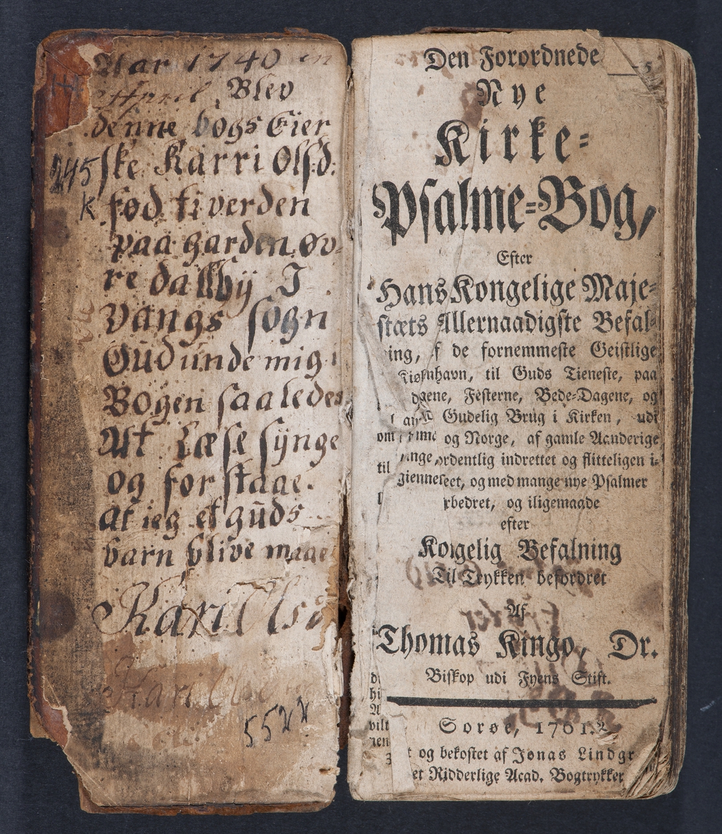 Thomas Kingos salmebok fra 1761. Eid av Kari Olsdatter fra Vang. Håndskrift på innsiden av bok omslaget. oppslags siden. Tittelsiden.  HH-5522