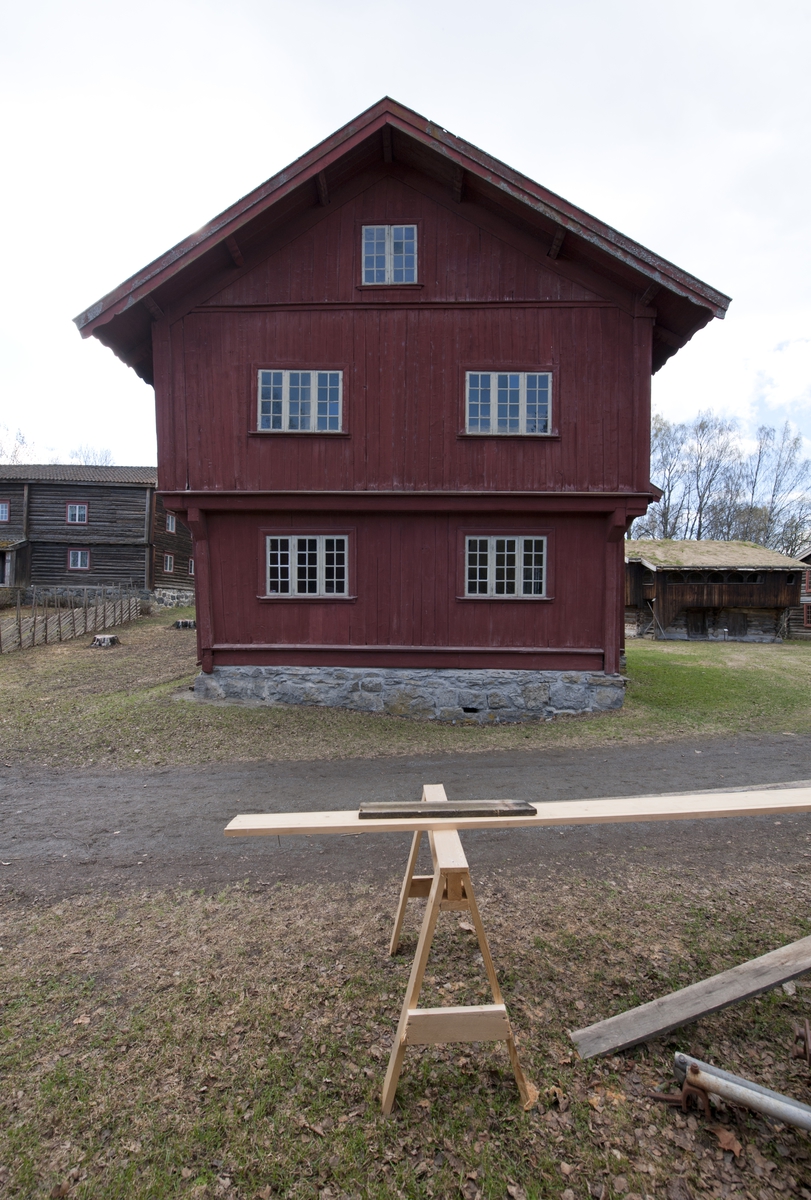 Bygning i to etasjer med loft og svalgang. Den har utvendig panel malt med rød komposisjonsmaling. Utkragende overetasje. Saltak med teglstein. Bygningen har kjeller med hvelv under den nordre delen, oppført av stein fra den opprinnelige kjelleren. Inngangen er i svalgangen. her er det en tofløyet fyllingsdør i barokk stil. 
Trapp mellom første og annen etasje er i svalgangen. Det er også trapp fra stue ned til kjeller. I første etasje er det stue, kjøkken og kammers. I andre etasje er det en midtgang med inngang fra svalgangen og dører fra denne til en stor sal over stua og til to soverom. Fra midtgangen er det trapp til loft. Innenfor salen, på østsiden, er det et kott, adskilt fra denne med en panelt lettvegg. Stue og sal har malte ornamenter på tømmerveggene og i takene. De øvrige rommene har malte paneler. Kjøkkenet har en stor murt peis med bakerovn. De øvrige rommene har jernovner. Bygningen har 23 vinduer inklusive et mindre vindu i hver ende av loftet. Fem av vinduene er i svalen. Det er også et vindusfelt over hovedinngangen. På østveggen nede mot syd er det et vindu som er panelt igjen. 