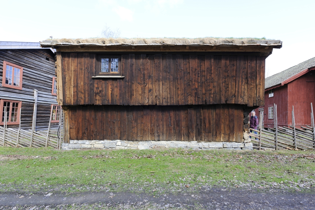 Laftet tømmerbygning med svalgang i andre etasje. Utvendig trapp opp til svalgangen. Husets andre etasje og svalgangen er panelt. På sydsiden er også tømmerveggen nede panelt. Taket er et saltak tekket med torv. Bygningen har fire vinduer i andre etasje. Svalgangen har buede lysåpninger i de tre veggene. Det er to lagerrom i første etasje med separate innganger. I andre etasje er det et stort gjesterom og et kleskammer, begge med separat inngang fra svalgangen. Bygningen har fire labankdører, to nede og to oppe. Både gjesterommet og kleskammeret er panelt innvendig, kleskammeret bare på to vegger. Gjesterommet har himling dekorert med fyllingsornamenter og speilmonogrammer. Veggene er ubehandlet både utvendig og innvendig. Bygningen har i alt fem vinduer, et lite nede i det østre lagerrommet og fire oppe, tre i gjesterommet og et i kleskammeret. På gavlveggen mot vest finnes også en avlang loftsglugge med glass. 