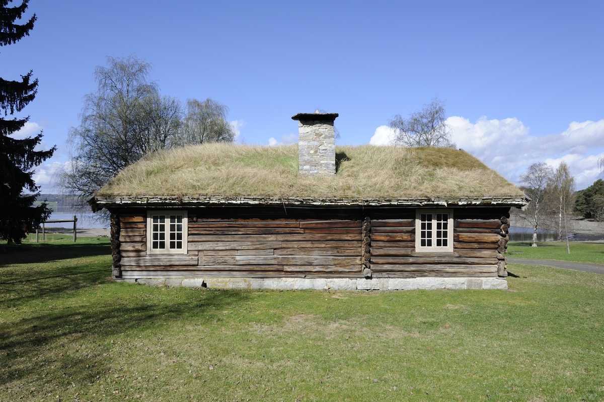 Barfrøstua er laftet, både selve stuebygningen og øverste del av barfrøet. Nedre del av barfrøet er reisverk med panel. Dette rommet tjener som forstue og herfra er det trapp opp til selve barfrøet. Svestadstua har et spesielt stort stuerom. Det er åpent helt opp til mønsåsen og har fire store vinduer. Det er spor som tyder på at vinduene opprinnelig har vært mindre. To dører fører inn til koven. dette viser at det opprinnelig har vært to kover som er slått sammen til et stort rom. Både stua og koven har malte paneler. Koven har panelt og malt himling. Koven har to stor vinduer. Barfrøet har et stort vndu over inngangen. Veggfast inventar i stua er opprinnelig. I stua er det murt peis. 
Bygningen og barfrøet har saltak med torv. 
Bygningen leies ut til selskaper og er utstyrt med et enkelt kjøkken i koven. Den brukes også i noen grad til møter og undervisning. 