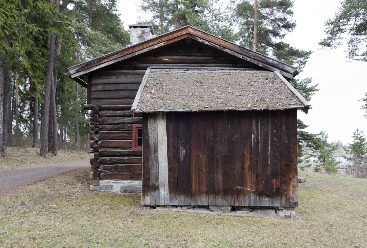 Stua er av laftet tømmer med en skut forran hovedinngangen. Et stykke av nordveggen er panelt i andre etasje. Den har saltak med flis og står på en murt ringmur. Den har samme planløsning som de fleste husmannsboliger på Hedmarken med inngang gjennom en skut inn til stuerommet, derfra er det dører til en kove. Andre etasje har utkraging. Opprinnelig var det peis i stua. Senere ble det gamle ildstedet revet og koven ble gjort om til kjøkken med murt peis, mens stua fikk en jernovn. Fra koven går det trapp opp til andre etasje. Bygningen har tre vinduer. I loftet er det to mindre glugger en i hver gavlvegg. På nordsiden er det tilbygd en vedskåle i reisverk. Bygningen har brannalarm som varsler brannvesenet. 