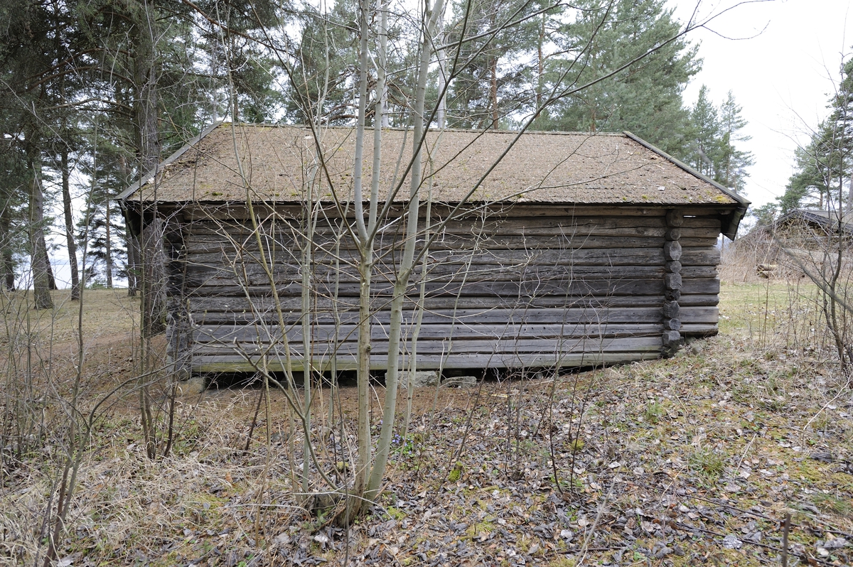 Løa er laftet med saltak tekket med flis. Stokkene i langveggen stikker fram slik at det dannes en liten skut. Den består av et rom. Løa har en labankdør i hver gavlvegg. Den ene ble brukt til å kaste høyet inn gjennom. den andre, som sitter høyt oppe på veggen, ble brukt om vinteren når det var mye snø. Løa fikk takstein i august 2016, dette ble lagt oppå det eksisterende flistaket.