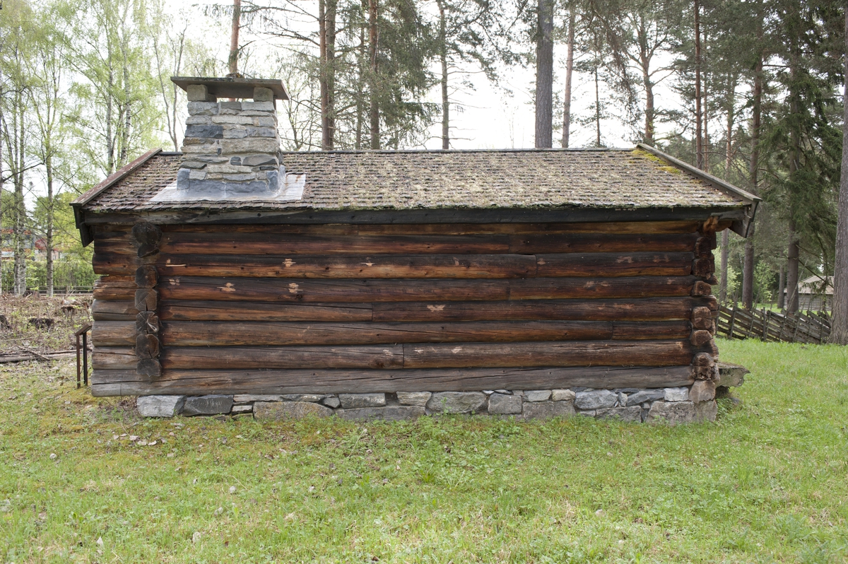 Klavstadstørhuset er oppført av laftet tømmer og det har saltak med flistekking. Det hviler på en syllmur. Huset består av bare et rom. Inngangsdøra er på gavlveggen. Langveggene og taket skyter fram et godt stykke for å gi ekstra vern mot været. I hjørnet til høyre for inngangen er det murt gråsteinspeis. Størhuset har to smale vinduer som er satt inn senere, et i gavlen og et på langsiden. 