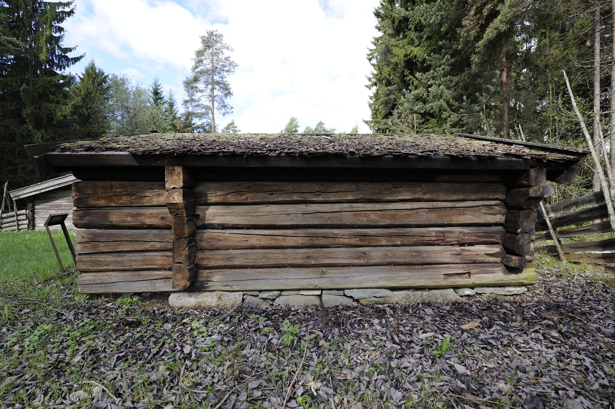 Klavstadmelkebua er laftet. Den har saltak tekket med flis. Bygningen hviler på en syllmur. Inngangsdøra er i gavlveggen. Her er langveggene og taket trukket fra slik at de danner en skut som gir ly for vær og vind. Langs tre av veggene er det dobbelte rekker av rajer som tjener som hyller for setermaten. 