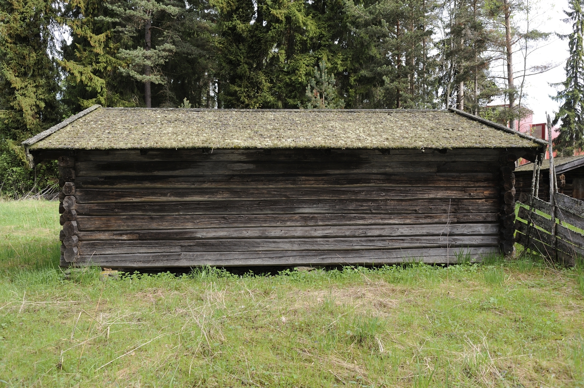 Ånestadfjøset er oppført av laftet tømmer, en stokk i bredde og lengde. Det har saltak og flistekking. Det står på syllsteiner. 
Fjøset har bare et rom med inngang med labankdør fra sydgavlen. Det har båser med skråskille for 12 kuer. Møkkaglugga er på motsatt gavlvegg av inngangen. 