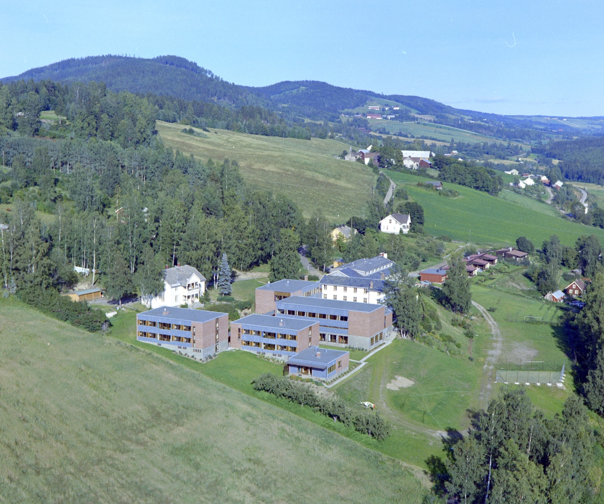 Ringsaker Folkehøgskole. Flyfoto, Arbeiderbevegelsens folkehøyskole. Landskap