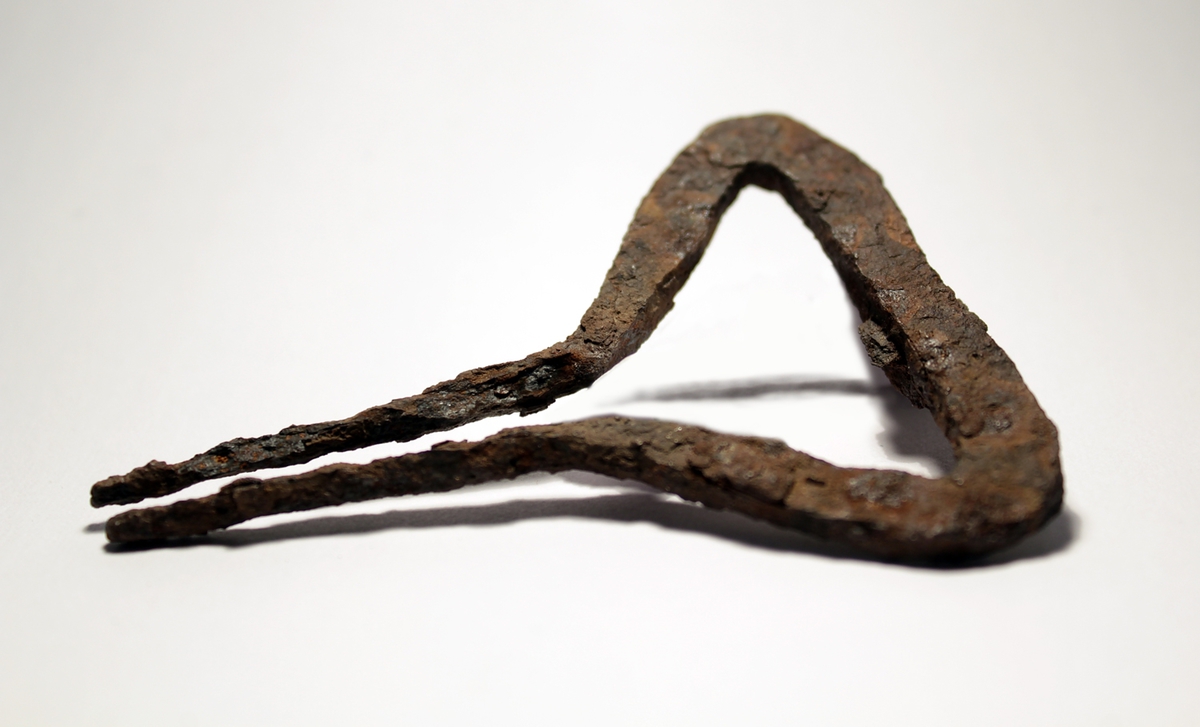 Munnharpa har europeisk form med fjær klinket på fra siden. Fjæra er klinket og er festet med en kile gjennom et hull i bøylen. Hvilket betyr at fjæra kan skiftes ut hvis den ryker. Den har trekantet bøyle, noe som er uvanlig. Den er av den såkalte Pärnutypen, et navn som skriver seg fra stedet av samme navn i Estland. Det har blitt gjort tre funn av denne type harper. Det finnes også to funn fra Danmark og et fra borgen Epstein i Tyskland. I følge Gjermund Kolltveit fra Ringsaker er harpa trolig laget på 1600- 1700-tallet, ettersom det eldste sikre funn av denne typen harpe er datert i forkant av 30-årskrigen 1618-1648. Harpa ble funnet under ei steinhelle på Bråstadsetra sørvest for størhust i 1970.