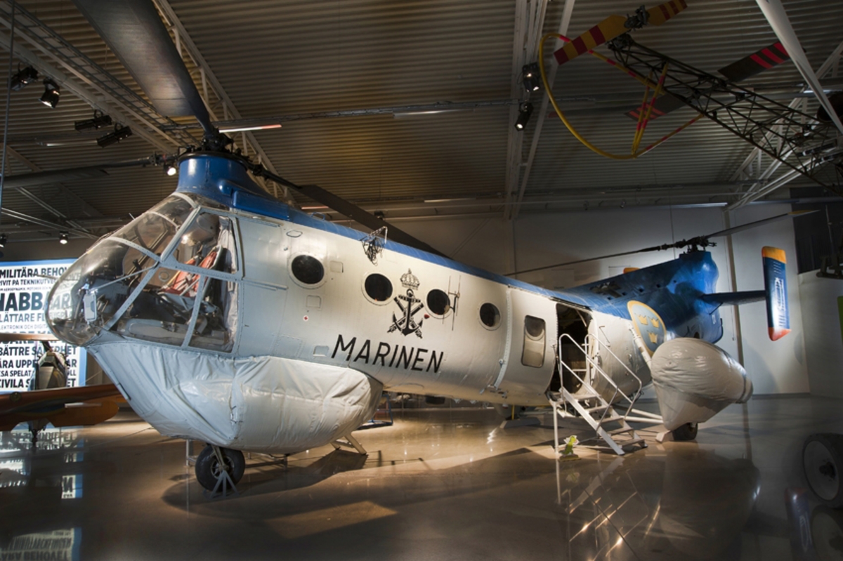 Helikopter, Hkp 1A. 
Vertol 44A

Helikopter med två rotorer. Försedd med kudde i framända samt på sidor bak.
Märkning: Marinens logotyp, ett ankare, och texten MARINEN på sidan. Kronmärke på bakkroppen och kodsiffra 01 på fenan.