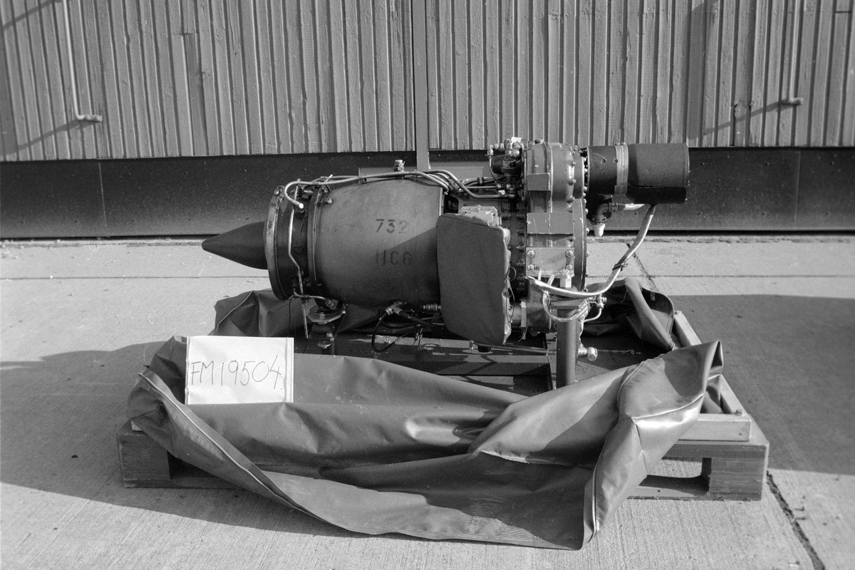 Flygmotor TM 1C. för Hkp 2. Motorn förvaras i transportlåda.