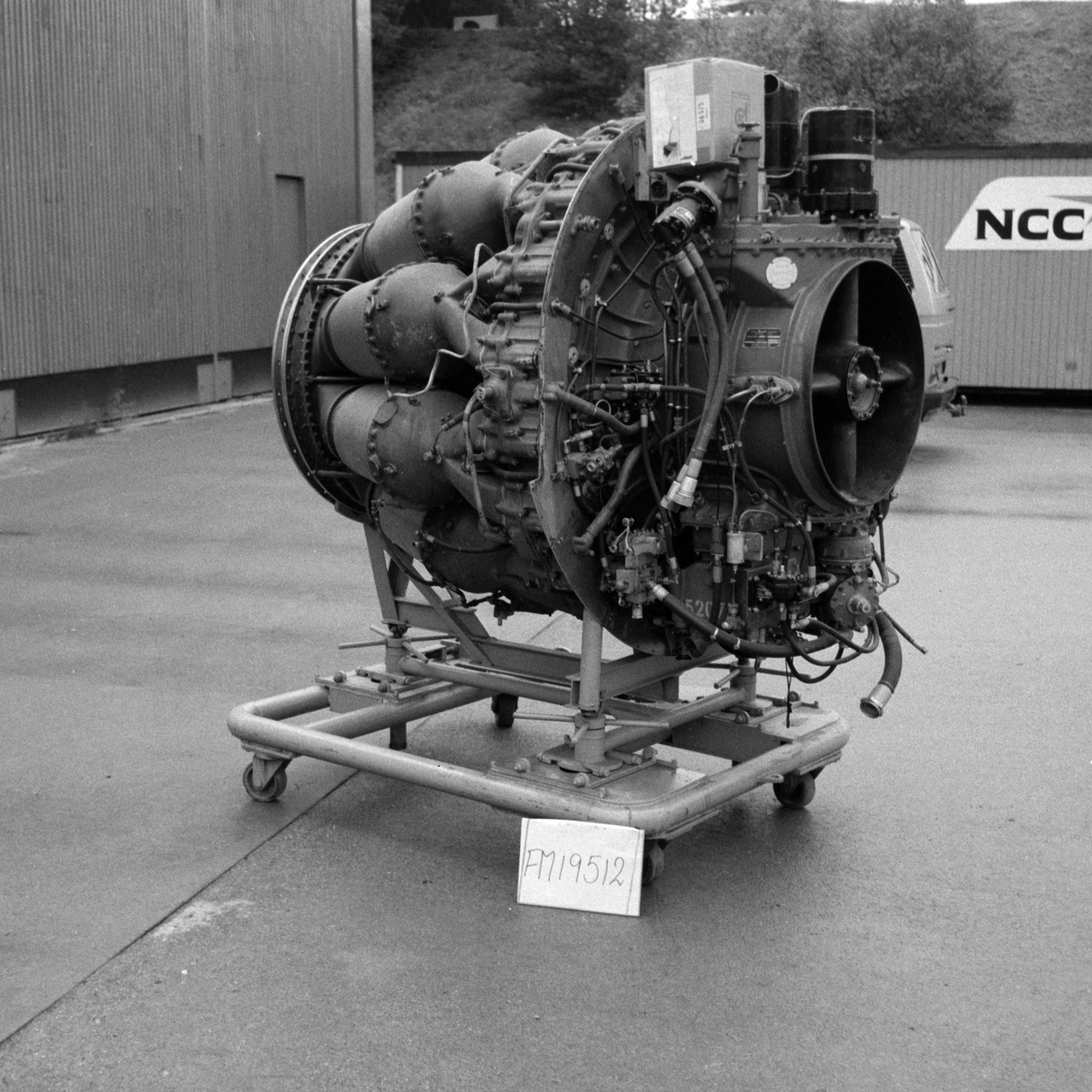 Flygmotor RM 2.  Motorn placerad i monteringsvagn på hjul. För flygplan J29A, J 29B, J 29E, och S 29C

Motorn försedd med bl annat : Startapparat nr: 592. Kabinkompressor serial no: 22018. Generator Bränslepump nr: 1350. Hydralpump: 772. Manöverlåda nr: 1120.