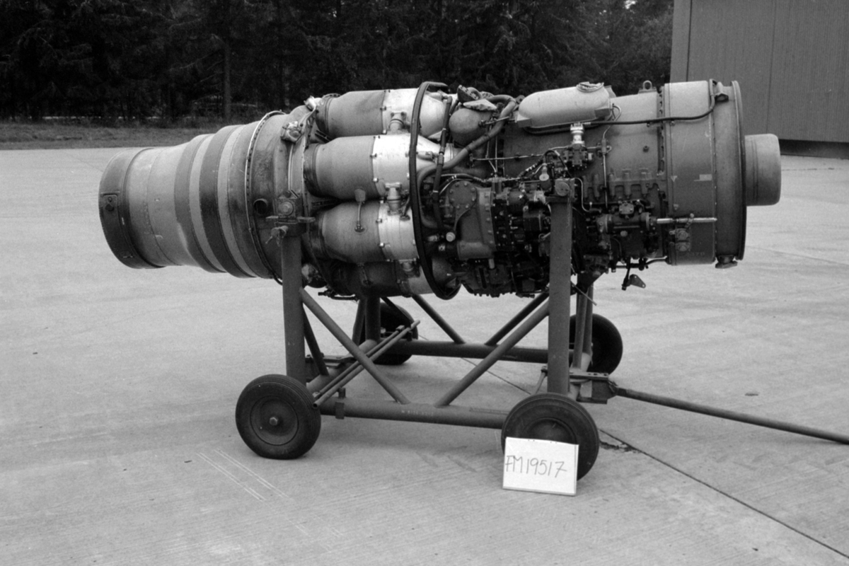 Flygmotor RM 5. Motorn är placerad i motorvagn med gummihjul. För flygplan A 32A och S 32C.