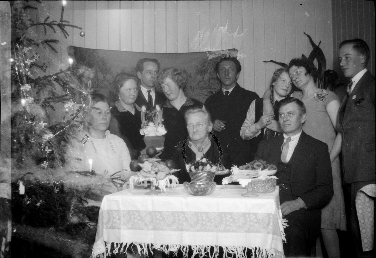 Julefeiring med juletre, kaker og frukt


