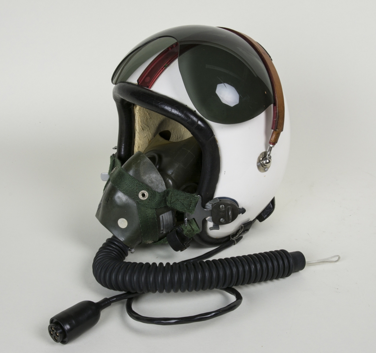 Flyghjälm 111A. Svensk seriehjälm. På hjälmen följer en syrgasmask. Hjälmen är försedd med headset. Syrgasslangen saknar slangkoppling.
Hjälmen är försedd med röd räls uppe på hjässan.