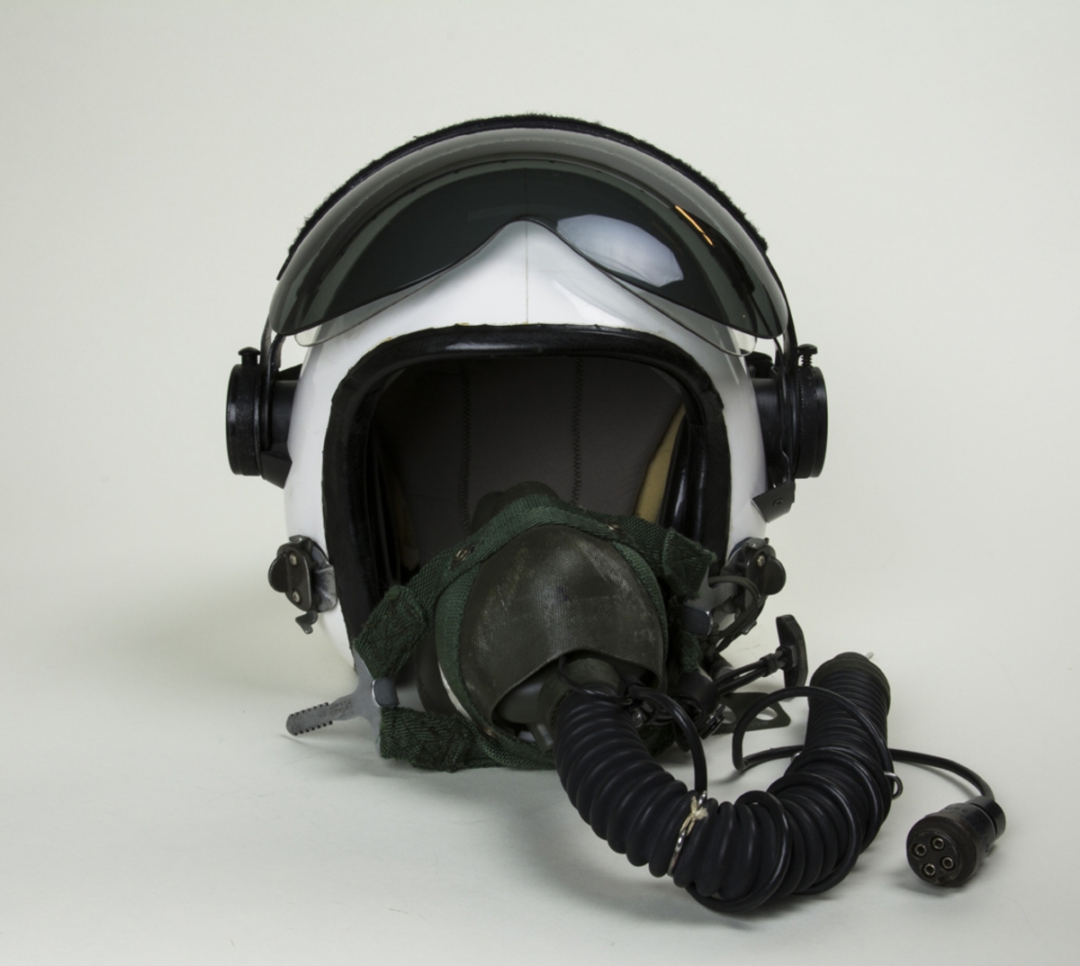 Flyghjälm, 113B, komplett med syrgasmask. Den användes i all typ av svenskt flyg under 1970-80-taletl.