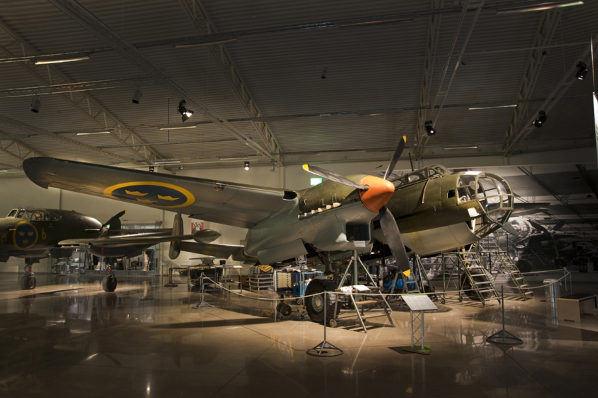 Bombflygplan, B 18B
Saab 18B

Märkning: På på bakkroppen kronmärke och flottiljnummer 14. På fenan ett rött D för Röd David.