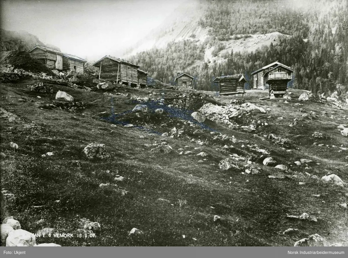 Gamle Vemork gård. Driftsbygninger, stabbur og kårbolig.