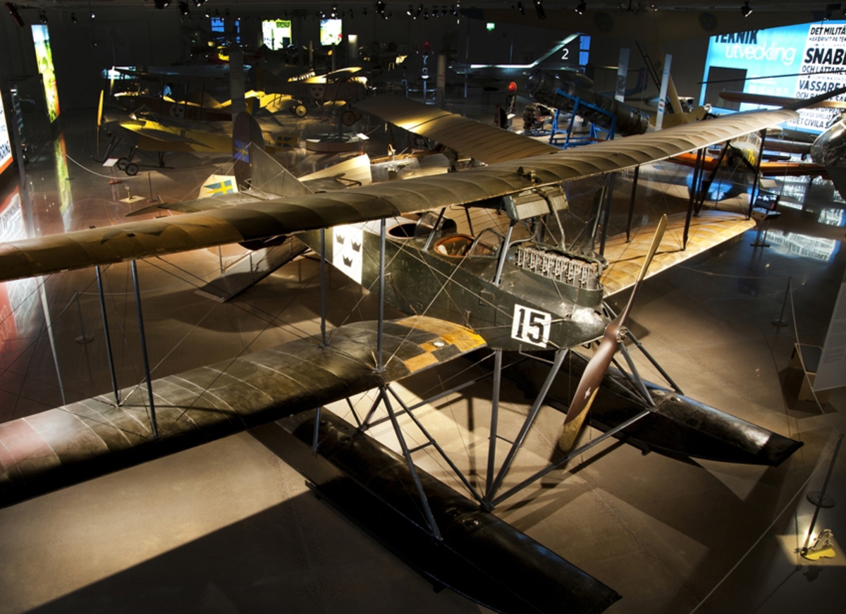 Flygplan, Thulin Typ G.

Tvåsitsigt sjöflygplan försett med sexcylindrig Benzmotor.
Märkning: Siffran 15 på framkroppen, kronmärke på bakkroppen.
Registrerad i marinflyget som nr 15.