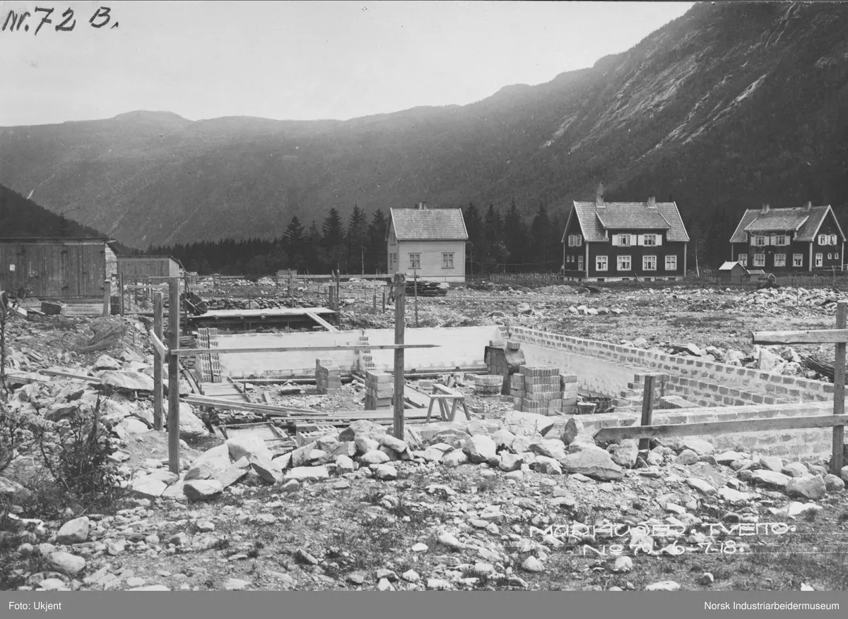 Murhus på Tveito i Tveito Alle under bygging. Grunnmur er påbegynt. Boliger av typen Egne hjem stående i bakgrunnen.