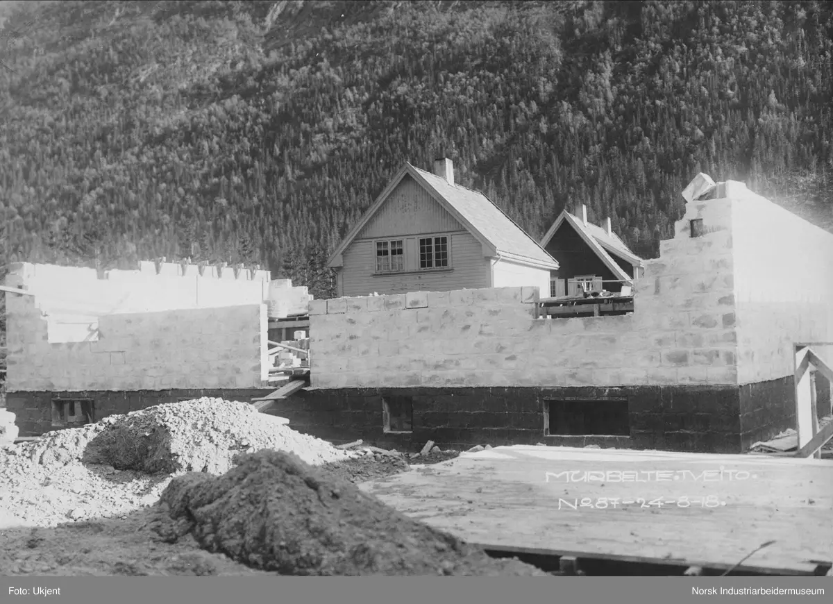 Murhus i Tveito Alle bygges, første etasje under oppføring. Egne hjem boliger i Olavs gate i bakgrunnen.