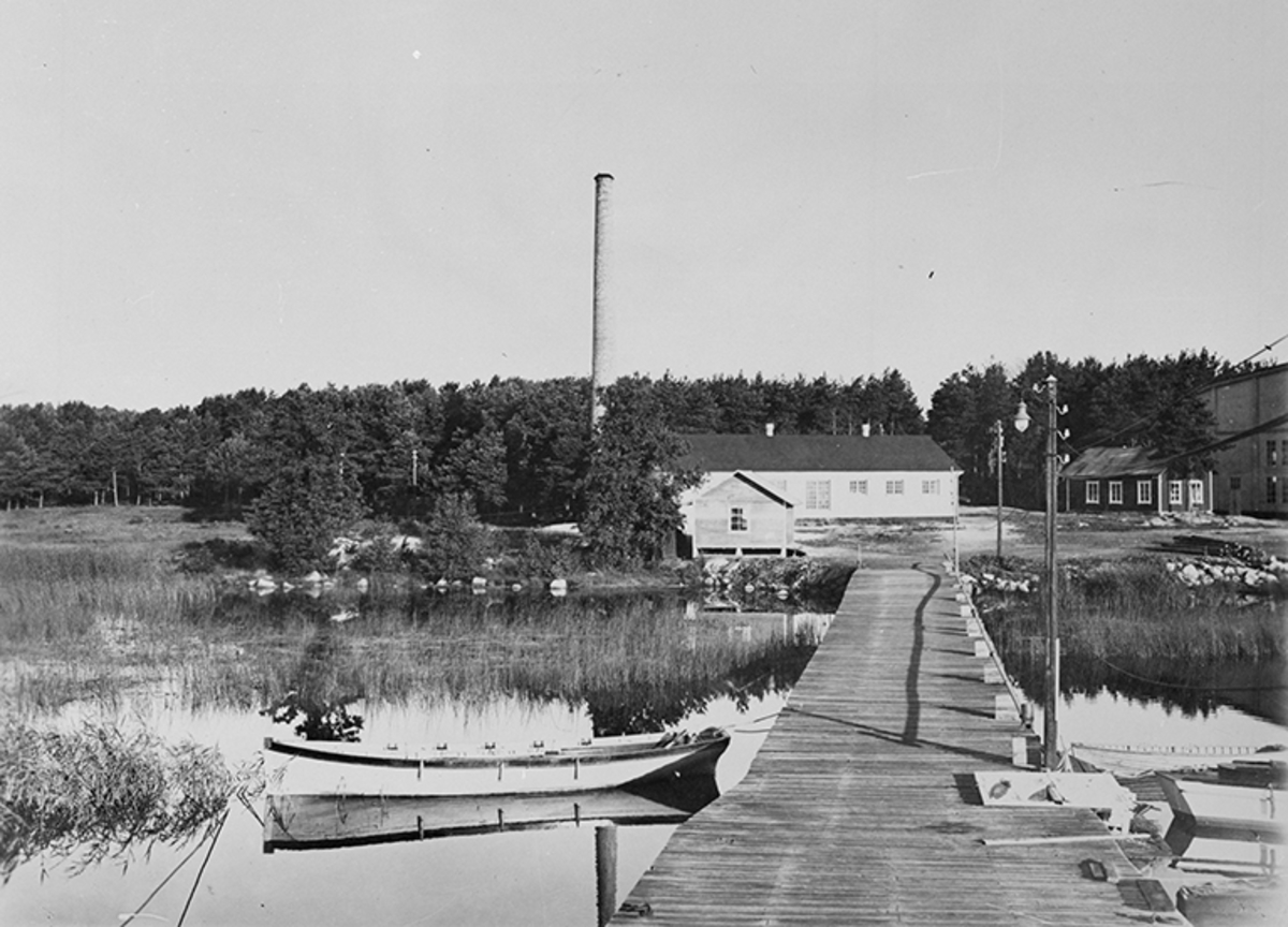 Brygga vid F 2 Hägernäs. Byggnader i bakgrunden.
