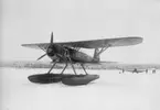 Flygplan S 12 med flottörer på F 2 Hägernäs, vintertid.