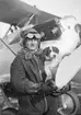 Porträtt av Einar Lundborg med hund framför flygplan J 2 på Malmen.