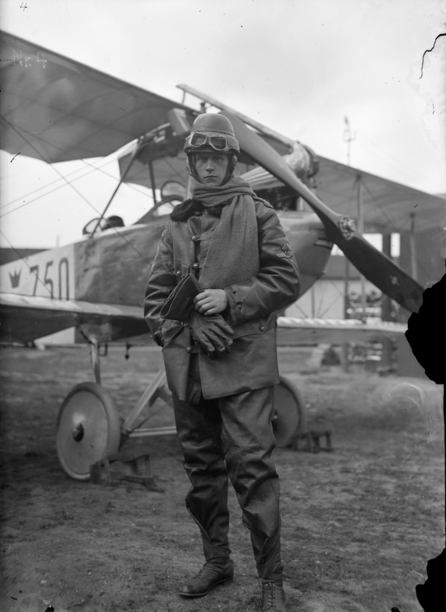 Porträtt av löjtnant Gösta D:som Carlson framför flygplan Albatros B.IIa, märkt 750, på Malmen.