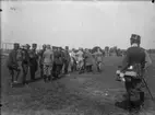 Inspektion på Flygkompaniet på Malmen, 1920.  General Karl Amundson och försvarsminister Per Albin Hansson med flera hälsar på manskap på flygfältet.