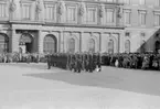 F 2 Roslagens flygflottilj går högvakt vid Stockholms slott 1945