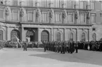 F 2 Roslagens flygflottilj går högvakt vid Stockholms slott 1945