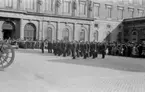 F 2 Roslagens flygflottilj går högvakt vid Stockholms slott 1945