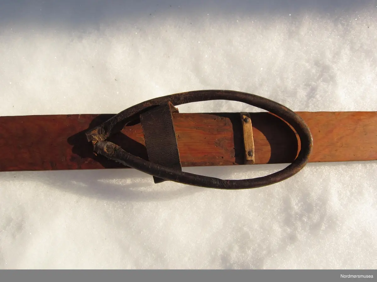 Ski med tuppar og binding av lær. Øyrene er skrudde og spikra fast i sidene på skia. Hælreimene er av spanskrøyr kledd med skinn.
Det kan vere ski frå to ulike skipar.
Ved tåbindinge, uner skisolen, har det vore festa eit underlag av strie.