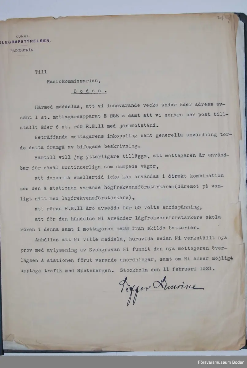 Låda med 6 st spolar samt manual till Boden Radios Telefunkenmottagare E258. Följebrev i manualen daterat 11/2 1921 (från Kungl. Telegrafstyrelsen)