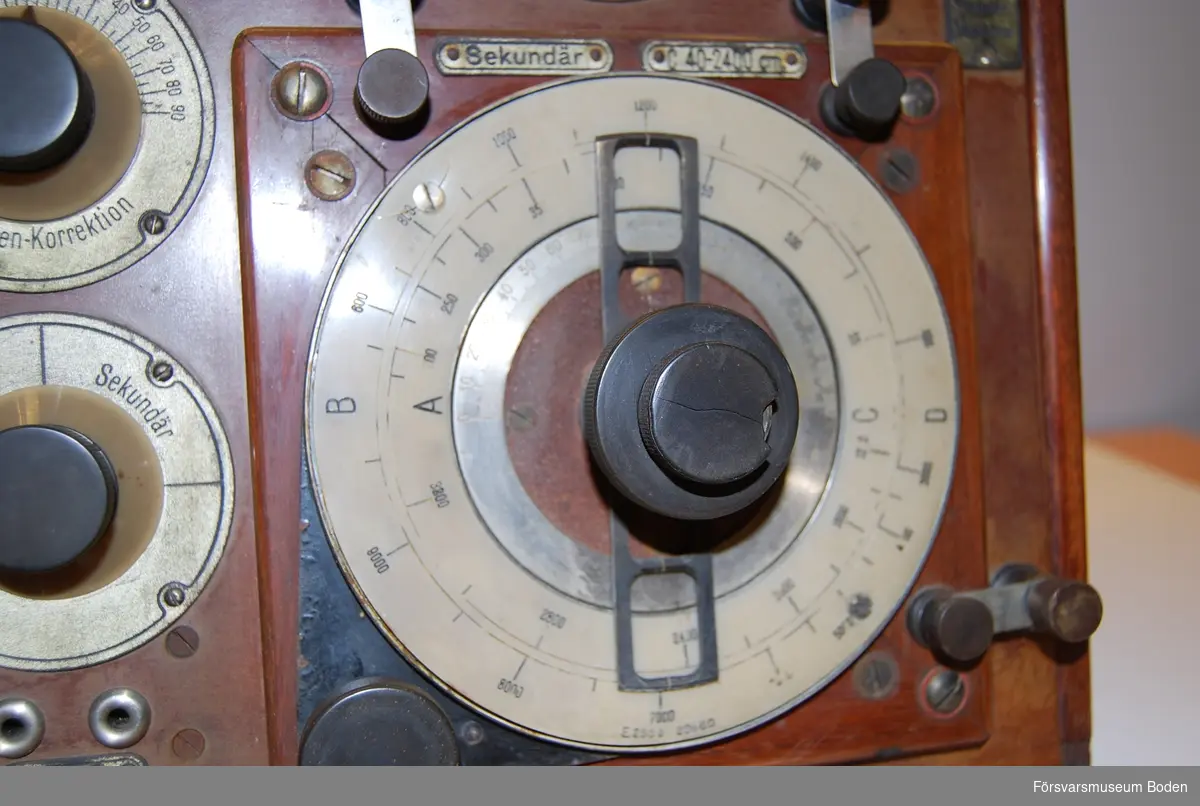 Långvågsmottagare med utbytbara spolar och två parallellkopplade förstärkarrör R.E.11 (normalt ett i reserv). Införskaffad av Boden Radio februari 1921. Följebrev, manual samt extra spolar finns registrerade under FMB.000291. Järnmotstånden som kopplar in rören verkar saknas.