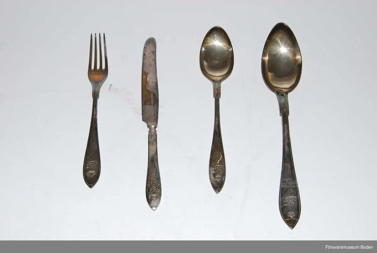 En uppsättning bestick av nysilver märkta BF för Bodens Fästning