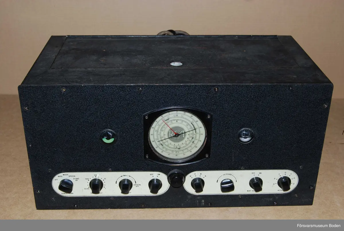 Superheterodynmottagare för AM, frekvensområdet 500 kHz - 60 MHz MHz uppdelat i 4 band. Från mitten eller senare delen av 1930-talet.