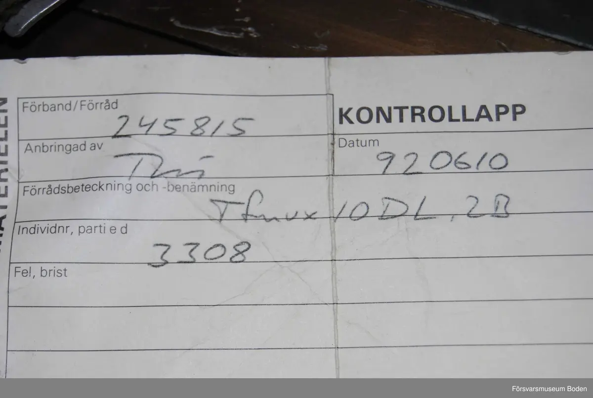 Med bärremmar. Handmikrotelefon förvaras i fodral inuti ett av de båda locken. Funktionskontrollerad 1992 enligt medföljande kontrollapp.
