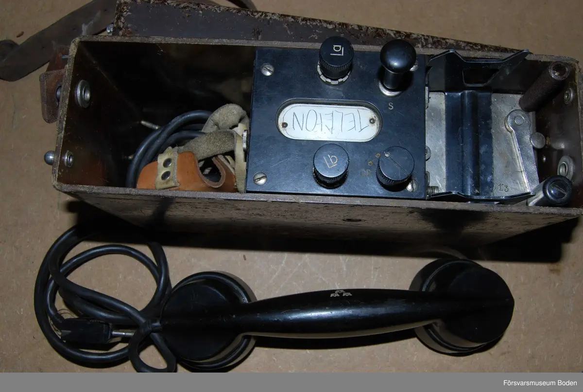 Telefonapparat m/1937 modifierad med klyka på 1950-talet, varvid modellåret ersattes av beteckningen MT (Med Tillbehör).
