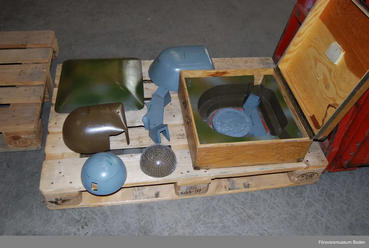 Modell i skala 1/25 av kupol, uppbyggd i flera avlyftbara lager av gjuten aluminiumlegering som målats. Placerad i trälåda med bärhandtag (defekt) och med gummifötter för att kunna ställas på högkant. Lagrens typ skrivna med tusch, vilket verkar ha gjorts i efterhand.