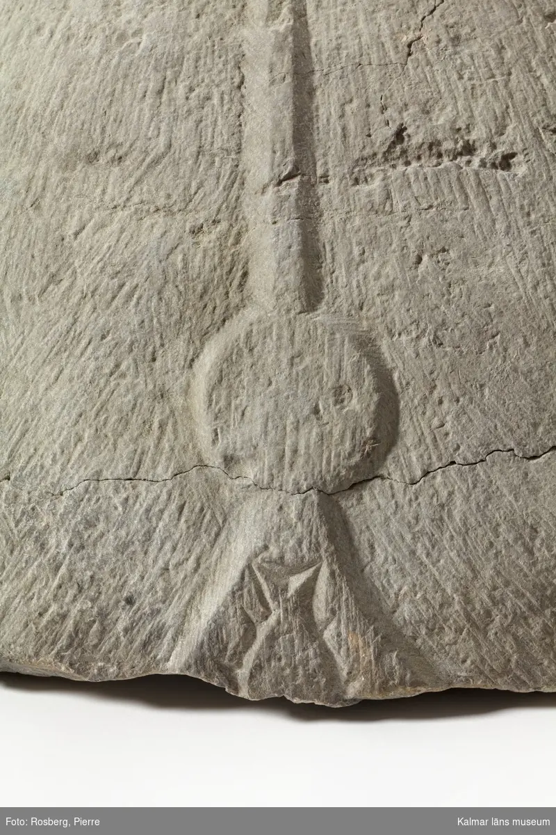 KLM 22431. Dopfunt, del av. Av kalksten, huggen. Botten av cuppan till godronnerad funt. Daterad till 1200-tal. Jfr. KLM 22766. Det finns vissa likheter.