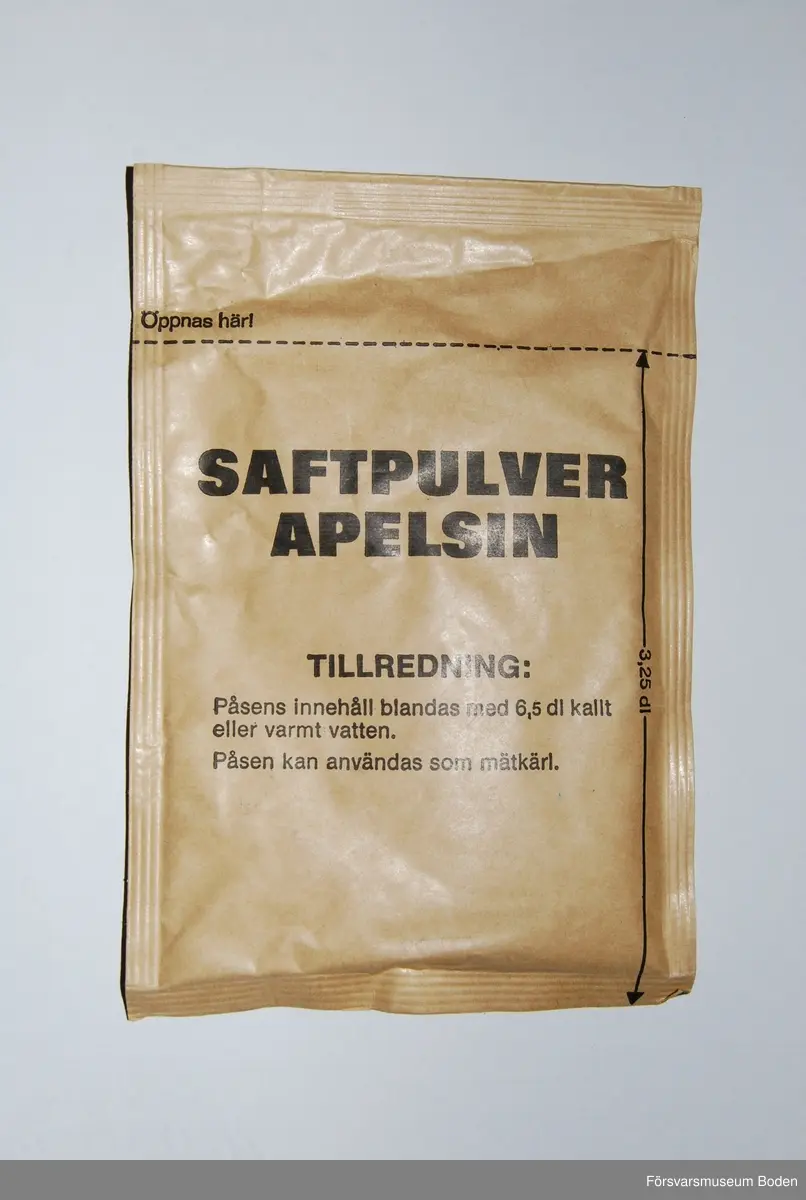 Papperspåse med 60 g apelsinsaftpulver avsett för blandning med vatten. För C-vitamintillskott.