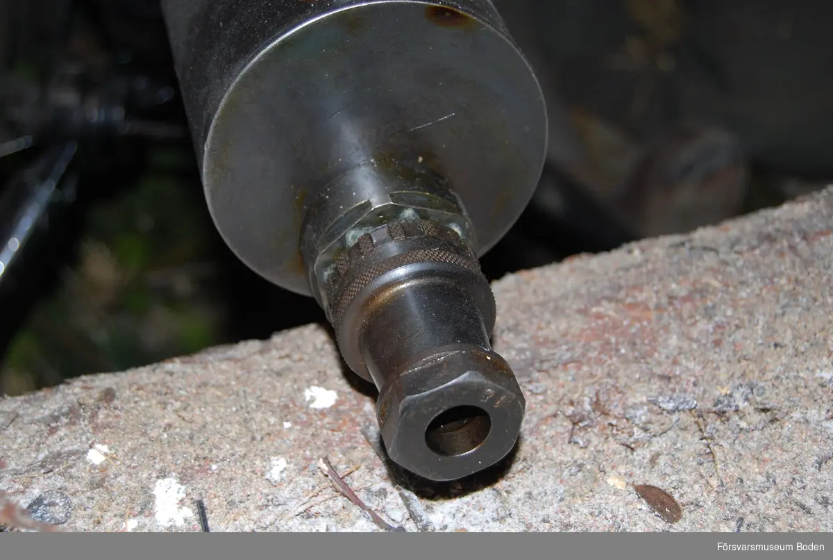 Tillverkad vid Carl Gustaf Stads gevärsmanufakteri, tillverkningsnummer 12255. Vapensköld på manteln. Med marklavett och bandlåda.