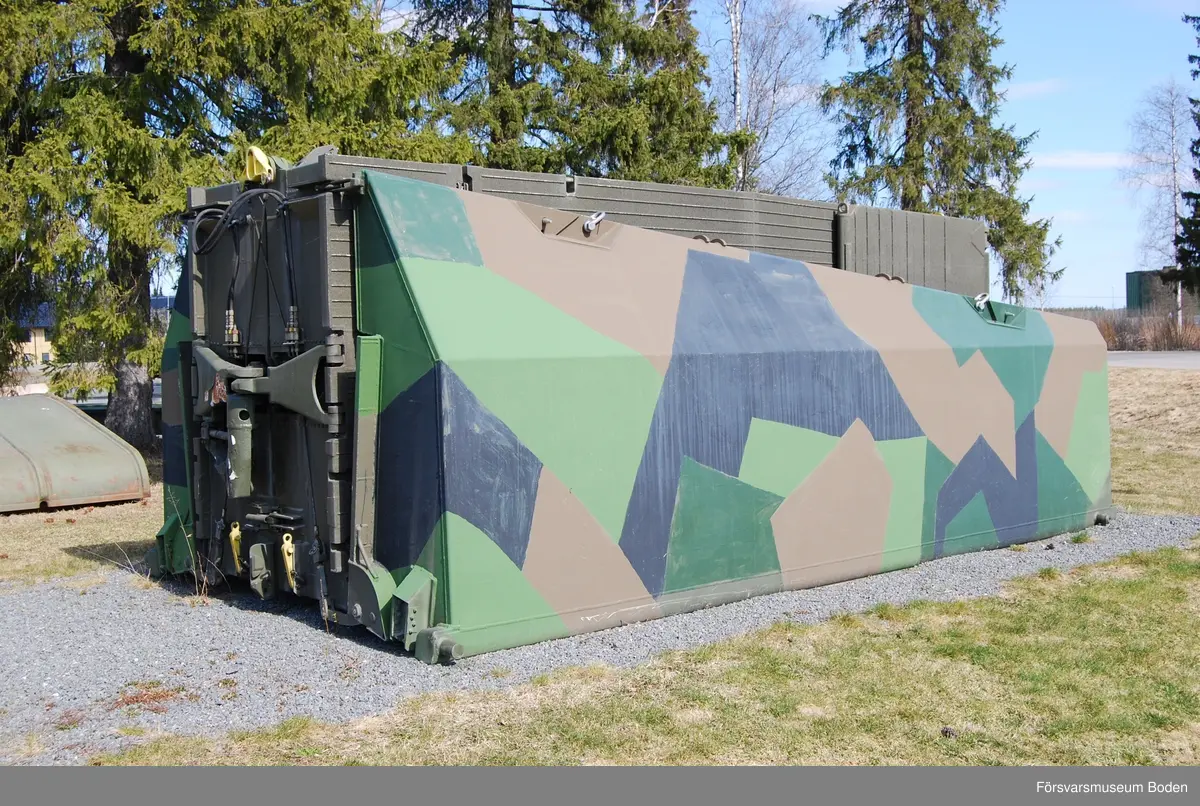 Heldäckad rampponton för flytande broar. Används tillsammans med mellanpontoner efter behov. Av lättmetall, tillverkad 1984 vid Eisenwerke Kaiserslauten Göppner GmbH, Tyskland. Tillverkningsnummer 196 och 197.