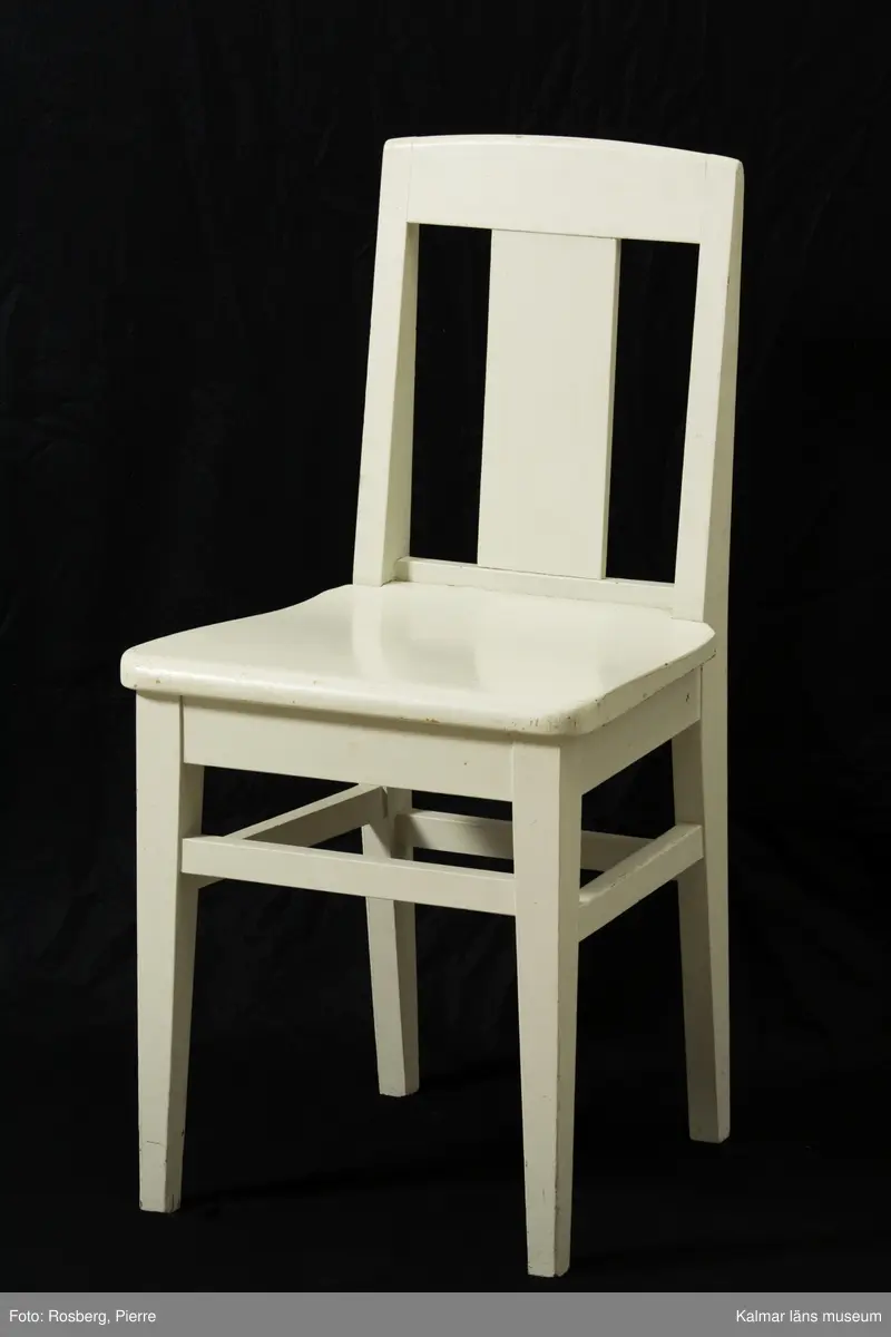 KLM 31908:1-3. Stol, skolstol. 3 stycken. Stol i furu, vitmålad. Rygg med vertikal, rektangulär ryggbricka, raka ben med sidoslåar, högre framslå och lägre bakslå.